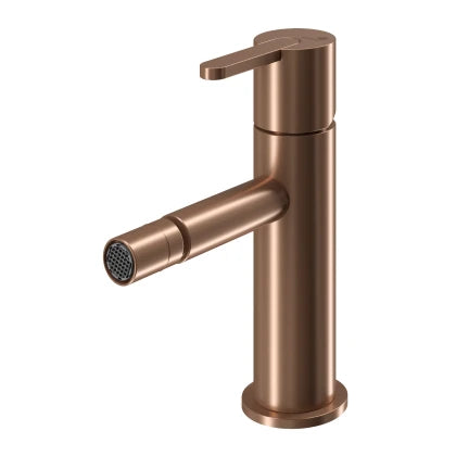 Capăt Reglabil: Permite orientarea jetului de apă pentru un control precis și o utilizare confortabilă.
Design Modern: Potrivită pentru orice decor de baie contemporan.
Materiale Durabile: Construcție din materiale de înaltă calitate pentru o durată de viață extinsă.
Tehnologie Cold Start: Asigură siguranța prin activarea apei reci inițial, prevenind riscul de opărire.
Cartuș ceramic: De 35 mm pentru o funcționare lină și durabilă.
Finisaj: Auriu/Negru/Roze mat și crom cu o estetică modernă.
Garanție: 10 an