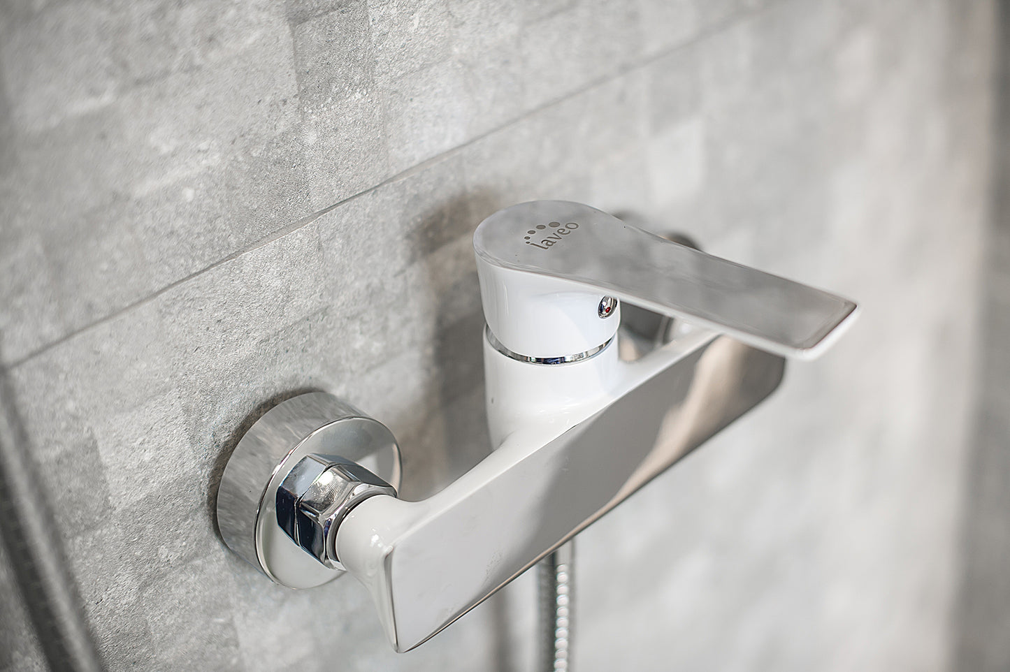 Design Modern și Elegant: Bateria este finisată în alb mat cu accente de crom, negru mat cu crom sau crom oferind un aspect sofisticat și contemporan. Combinația de culori creează un contrast plăcut, potrivit pentru diverse stiluri de decor.
Materiale de Înaltă Calitate: Fabricată din materiale durabile și rezistente la coroziune, bateria este concepută pentru utilizarea zilnică, menținându-și aspectul impecabil pe termen lung.
Fără Set de Duș: Ideală pentru cei care preferă un aspect simplu și elegant.