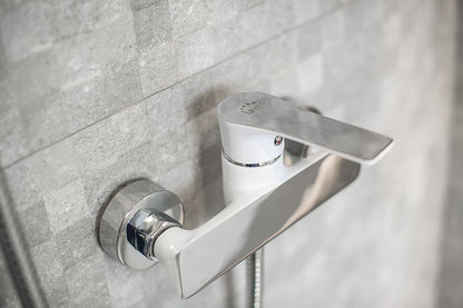 Design Modern și Elegant: Bateria este finisată în alb mat cu accente de crom, negru mat cu crom sau crom oferind un aspect sofisticat și contemporan. Combinația de culori creează un contrast plăcut, potrivit pentru diverse stiluri de decor.
Materiale de Înaltă Calitate: Fabricată din materiale durabile și rezistente la coroziune, bateria este concepută pentru utilizarea zilnică, menținându-și aspectul impecabil pe termen lung.
Fără Set de Duș: Ideală pentru cei care preferă un aspect simplu și elegant.