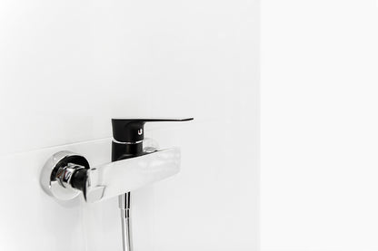 Design Modern și Elegant: Bateria este finisată în alb mat cu accente de crom, negru mat cu crom sau crom oferind un aspect sofisticat și contemporan. Combinația de culori creează un contrast plăcut, potrivit pentru diverse stiluri de decor.
Materiale de Înaltă Calitate: Fabricată din materiale durabile și rezistente la coroziune, bateria este concepută pentru utilizarea zilnică, menținându-și aspectul impecabil pe termen lung.
Fără Set de Duș: Ideală pentru cei care preferă un aspect simplu și elegant.