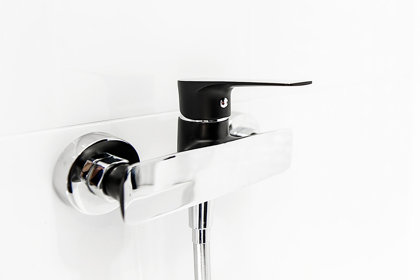 Design Modern și Elegant: Bateria este finisată în alb mat cu accente de crom, negru mat cu crom sau crom oferind un aspect sofisticat și contemporan. Combinația de culori creează un contrast plăcut, potrivit pentru diverse stiluri de decor.
Materiale de Înaltă Calitate: Fabricată din materiale durabile și rezistente la coroziune, bateria este concepută pentru utilizarea zilnică, menținându-și aspectul impecabil pe termen lung.
Fără Set de Duș: Ideală pentru cei care preferă un aspect simplu și elegant.