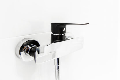 Design Modern și Elegant: Bateria este finisată în alb mat cu accente de crom, negru mat cu crom sau crom oferind un aspect sofisticat și contemporan. Combinația de culori creează un contrast plăcut, potrivit pentru diverse stiluri de decor.
Materiale de Înaltă Calitate: Fabricată din materiale durabile și rezistente la coroziune, bateria este concepută pentru utilizarea zilnică, menținându-și aspectul impecabil pe termen lung.
Fără Set de Duș: Ideală pentru cei care preferă un aspect simplu și elegant.