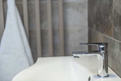 Economisire a Apei: Bateria este proiectată pentru a reduce consumul de apă fără a compromite presiunea, contribuind astfel la economii de resurse și la protejarea mediului.
Întreținere Minimă: Finisajul de înaltă calitate rezistent la pete și zgârieturi face curățarea și întreținerea bateriei extrem de ușoare, păstrându-și strălucirea de-a lungul timpului.
Compatibilitate Versatilă: Designul universal al bateriei o face compatibilă cu o gamă largă de lavoare, asigurând o potrivire perfectă și o estetică ar