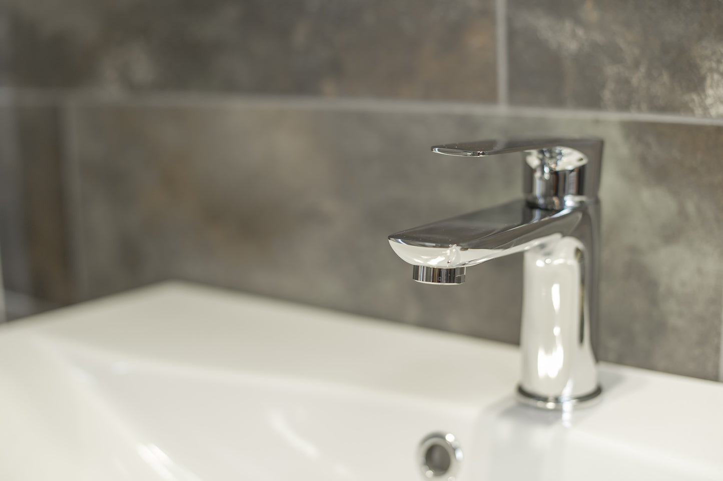 Economisire a Apei: Bateria este proiectată pentru a reduce consumul de apă fără a compromite presiunea, contribuind astfel la economii de resurse și la protejarea mediului.
Întreținere Minimă: Finisajul de înaltă calitate rezistent la pete și zgârieturi face curățarea și întreținerea bateriei extrem de ușoare, păstrându-și strălucirea de-a lungul timpului.
Compatibilitate Versatilă: Designul universal al bateriei o face compatibilă cu o gamă largă de lavoare, asigurând o potrivire perfectă și o estetică ar