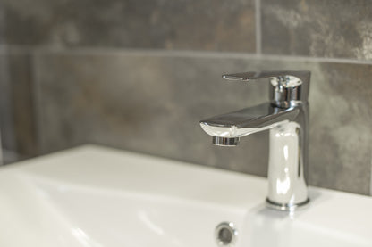 Economisire a Apei: Bateria este proiectată pentru a reduce consumul de apă fără a compromite presiunea, contribuind astfel la economii de resurse și la protejarea mediului.
Întreținere Minimă: Finisajul de înaltă calitate rezistent la pete și zgârieturi face curățarea și întreținerea bateriei extrem de ușoare, păstrându-și strălucirea de-a lungul timpului.
Compatibilitate Versatilă: Designul universal al bateriei o face compatibilă cu o gamă largă de lavoare, asigurând o potrivire perfectă și o estetică ar