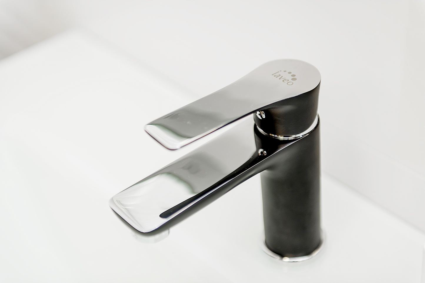 Alege Bateria Lavoar -&nbsp; Model LAVEO&nbsp; cu Ventil Click-Clack pentru a transforma complet aspectul și funcționalitatea băii tale. Aceasta oferă o combinație perfectă între estetică modernă și practicitate, fiind soluția ideală pentru cei care doresc să îmbine stilul cu eficiența. Disponibilă la un preț competitiv, această baterie reprezintă o investiție excelentă în confortul și frumusețea casei tale.