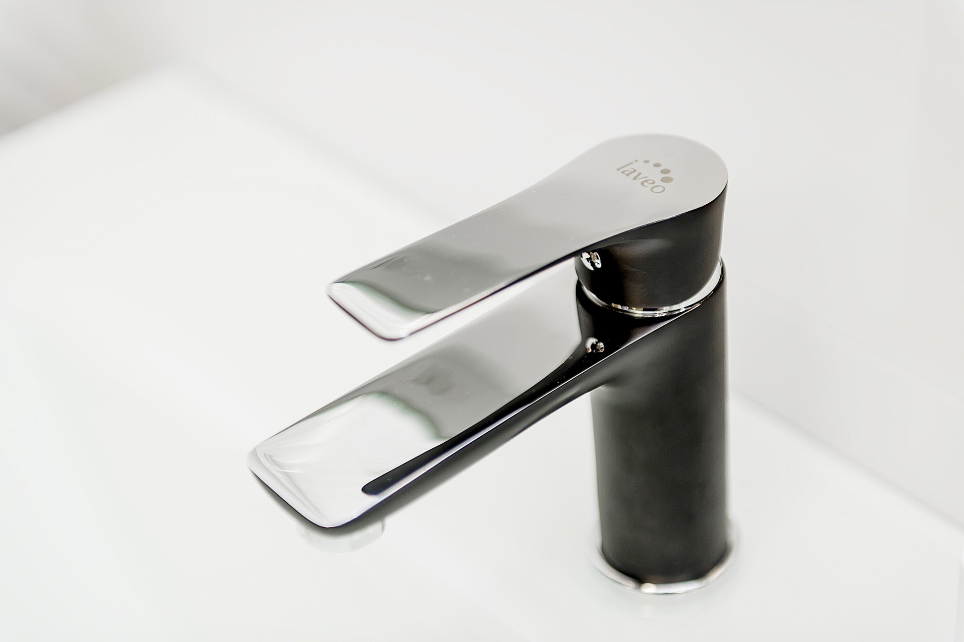 Alege Bateria Lavoar -&nbsp; Model LAVEO&nbsp; cu Ventil Click-Clack pentru a transforma complet aspectul și funcționalitatea băii tale. Aceasta oferă o combinație perfectă între estetică modernă și practicitate, fiind soluția ideală pentru cei care doresc să îmbine stilul cu eficiența. Disponibilă la un preț competitiv, această baterie reprezintă o investiție excelentă în confortul și frumusețea casei tale.