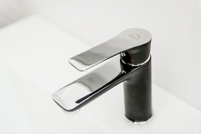 Alege Bateria Lavoar -&nbsp; Model LAVEO&nbsp; cu Ventil Click-Clack pentru a transforma complet aspectul și funcționalitatea băii tale. Aceasta oferă o combinație perfectă între estetică modernă și practicitate, fiind soluția ideală pentru cei care doresc să îmbine stilul cu eficiența. Disponibilă la un preț competitiv, această baterie reprezintă o investiție excelentă în confortul și frumusețea casei tale.