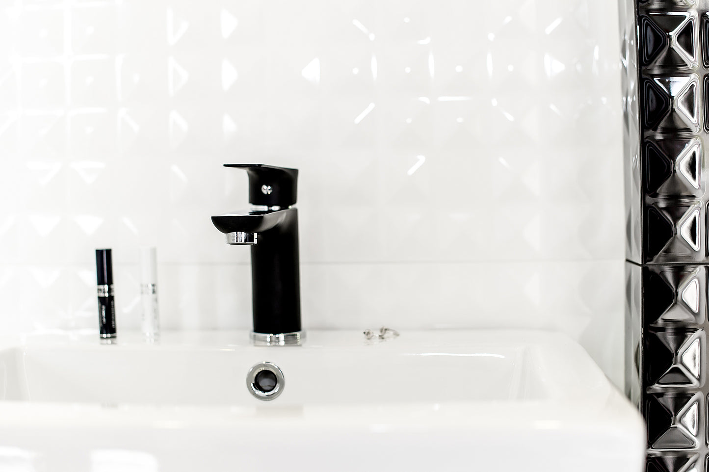 Economisire a Apei: Bateria este proiectată pentru a reduce consumul de apă fără a compromite presiunea, contribuind astfel la economii de resurse și la protejarea mediului.
Întreținere Minimă: Finisajul de înaltă calitate rezistent la pete și zgârieturi face curățarea și întreținerea bateriei extrem de ușoare, păstrându-și strălucirea de-a lungul timpului.
Compatibilitate Versatilă: Designul universal al bateriei o face compatibilă cu o gamă largă de lavoare, asigurând o potrivire perfectă și o estetică ar