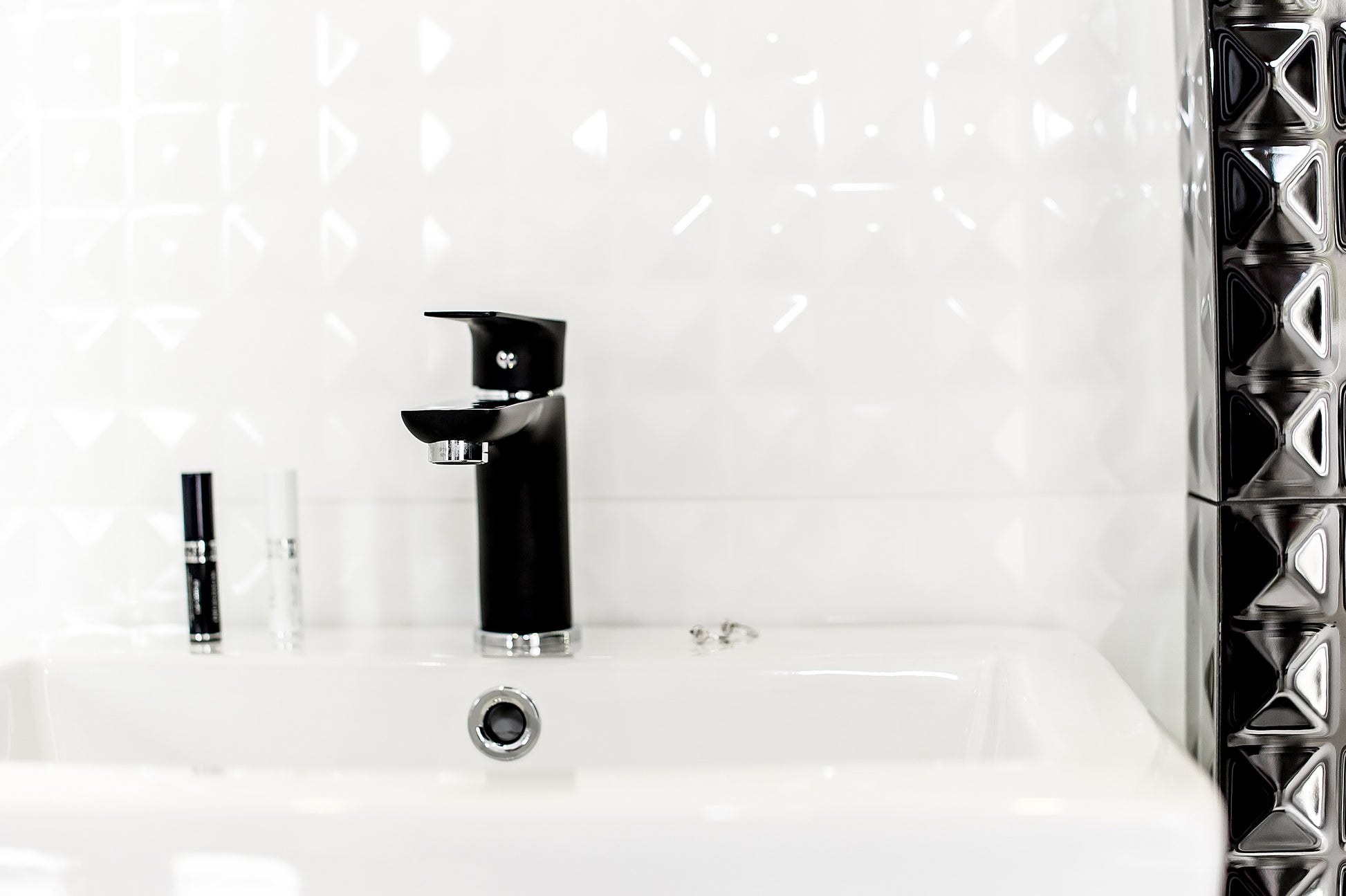 Economisire a Apei: Bateria este proiectată pentru a reduce consumul de apă fără a compromite presiunea, contribuind astfel la economii de resurse și la protejarea mediului.
Întreținere Minimă: Finisajul de înaltă calitate rezistent la pete și zgârieturi face curățarea și întreținerea bateriei extrem de ușoare, păstrându-și strălucirea de-a lungul timpului.
Compatibilitate Versatilă: Designul universal al bateriei o face compatibilă cu o gamă largă de lavoare, asigurând o potrivire perfectă și o estetică ar