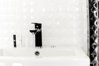 Economisire a Apei: Bateria este proiectată pentru a reduce consumul de apă fără a compromite presiunea, contribuind astfel la economii de resurse și la protejarea mediului.
Întreținere Minimă: Finisajul de înaltă calitate rezistent la pete și zgârieturi face curățarea și întreținerea bateriei extrem de ușoare, păstrându-și strălucirea de-a lungul timpului.
Compatibilitate Versatilă: Designul universal al bateriei o face compatibilă cu o gamă largă de lavoare, asigurând o potrivire perfectă și o estetică ar