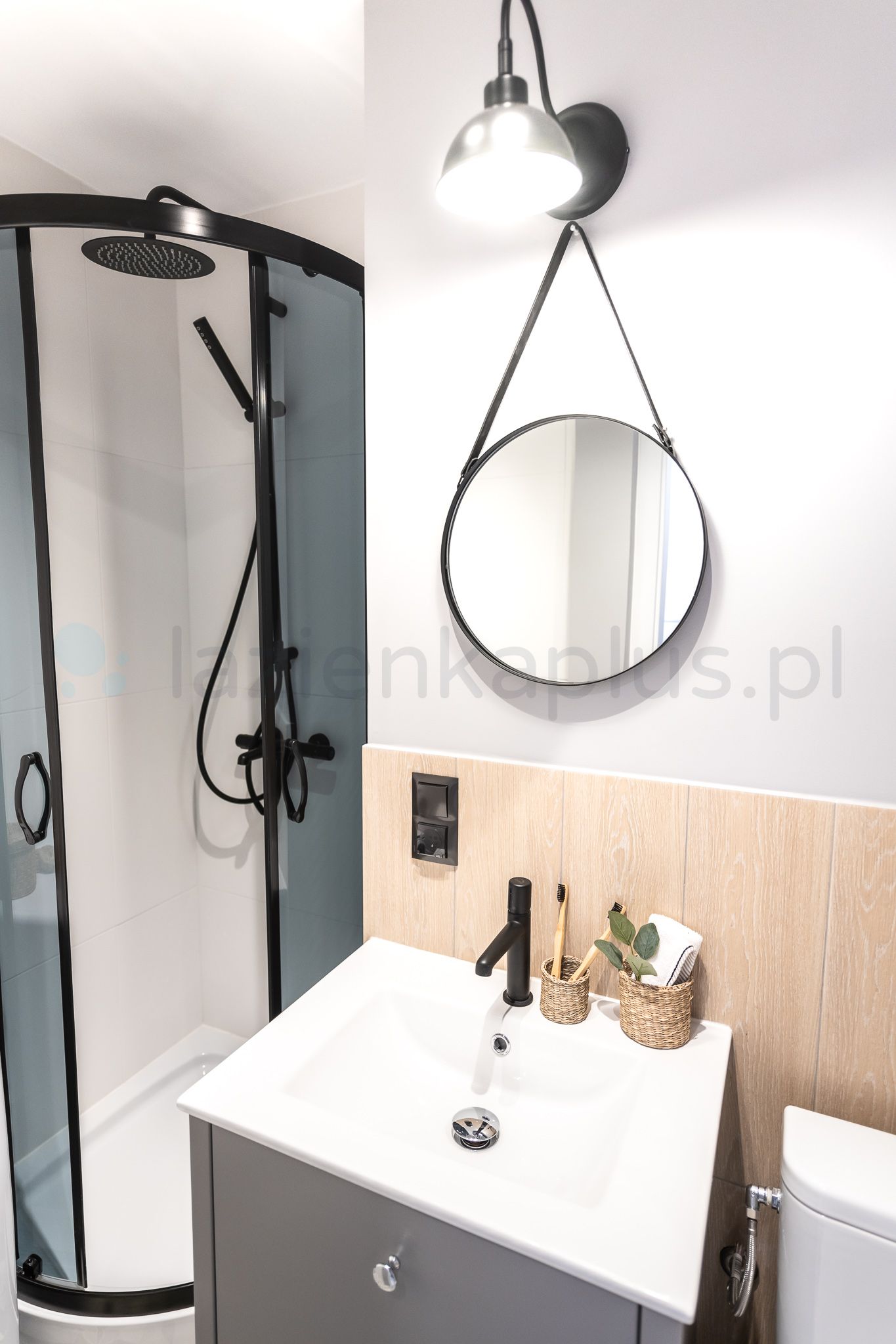 Baterie Lavoar Pretto Grafit - Finisaj Grafit - Design și Calitate!

Descoperiți lavoarul Pretto Grafit, o alegere modernă și elegantă pentru orice baie sau bucătărie. Acest lavoar este conceput pentru montare pe blat, oferind o estetică rafinată și un confort sporit în utilizare.