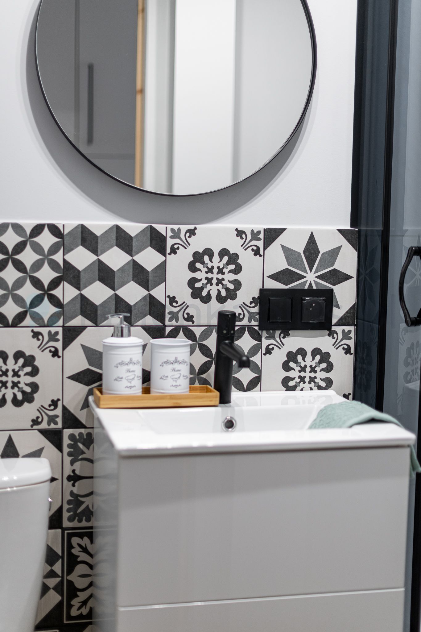 Baterie Lavoar Pretto Grafit - Finisaj Grafit - Design și Calitate!

Descoperiți lavoarul Pretto Grafit, o alegere modernă și elegantă pentru orice baie sau bucătărie. Acest lavoar este conceput pentru montare pe blat, oferind o estetică rafinată și un confort sporit în utilizare.