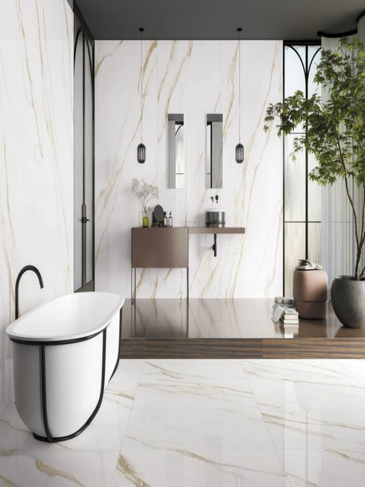 Gresie efect marmură Calacatta Oro montată într-o baie modernă cu design elegant