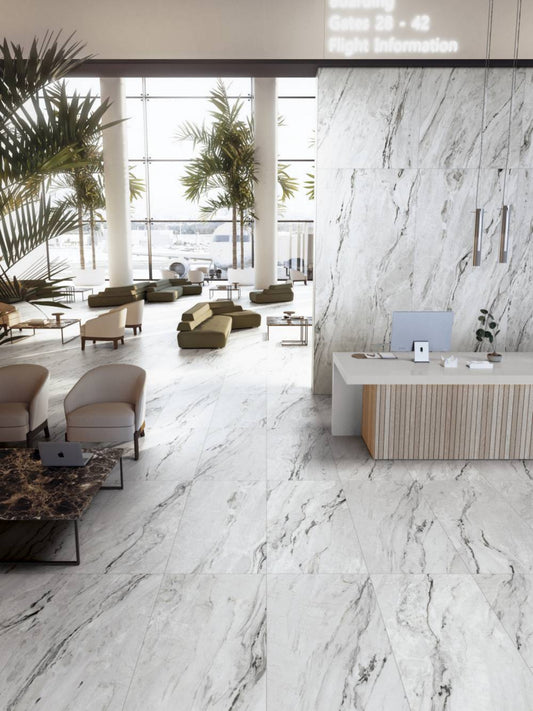 Gresie porțelanată Opera efect marmură din colecția Prestigio White montată într-un interior modern elegant