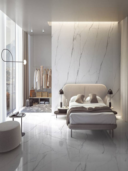 Gresie porțelanată efect marmură Statuario Apuano montată într-o baie modernă, colecția Prestigio White Refin