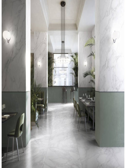 Gresie porțelanată efect marmură Nuvolato din colecția Prestigio White Refin, design alb cu vene subtile