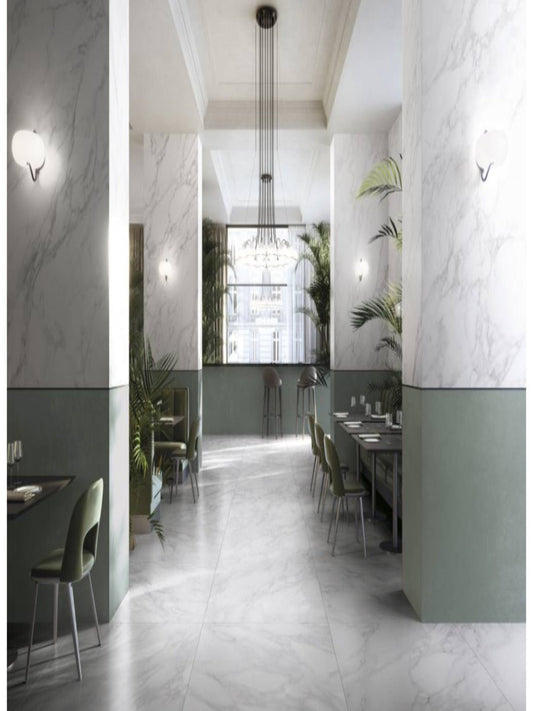 Gresie porțelanată efect marmură Nuvolato din colecția Prestigio White Refin, design alb cu vene subtile